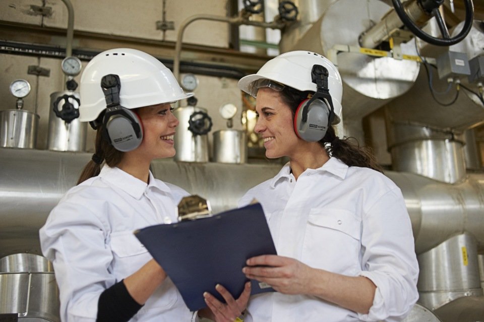 techniek220007-meiden-in-chemie.jpg